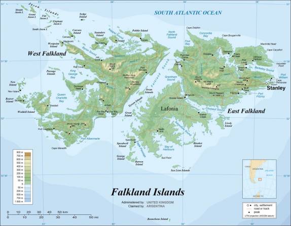 Mapa detalhado das ilhas Falkland, mostrando as ilhas do arquipélago, estradas e cidades (produzido por Eric Gaba)